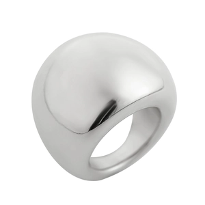 Gros plan d'une bague dôme en métal argenté avec une finition miroir hautement polie
