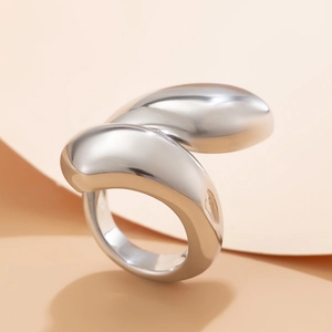Gros plan sur la bague goutte d'argent de style métal liquide au fini poli