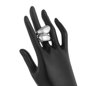 Détail de bagues en lave liquide argentée sur mannequin montrant un design organique