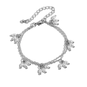 Détail du bracelet double couche argenté avec perles de riz et fermoir mousqueton