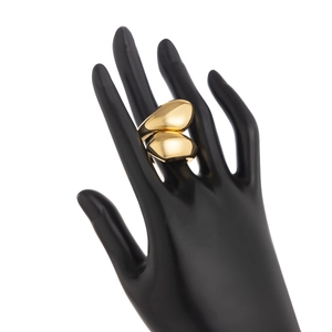 Vue détaillée d'une bague dorée forme lave liquide sur un mannequin de main poli