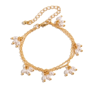 Détail du collier double chaîne dorée avec perles gouttes blanches et fermoir mousqueton
