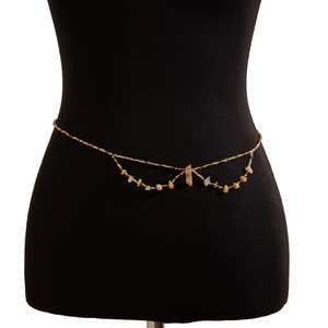 Détail de la chaîne de taille bohème en perles dorées avec pierres naturelles jaunes sur mannequin