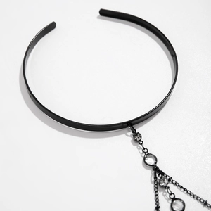 Λεπτομέρεια μαύρου μεταλλικού choker με λεπτή αλυσίδα και διαφανή κρυστάλλινα στοιχεία
