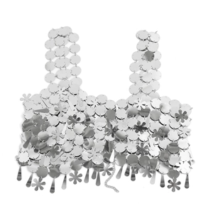 Vista detallada de las lentejuelas de flores de metal plateado y anillos de la cadena