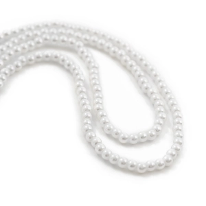 Vue macro de perles blanches à double couche avec texture lisse et fini lustré