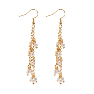 Détails de boucles d'oreilles pendantes dorées avec perles de riz blanches