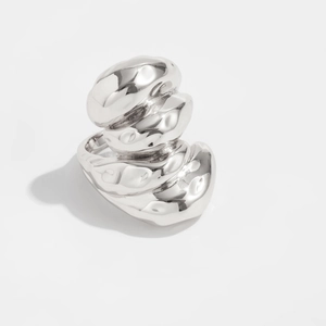 Détail de la bague argentée style lave liquide avec finition brillante et texture ondulée