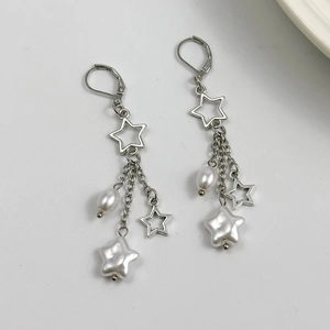 Détails de longues boucles d'oreilles argentées à franges avec étoiles et perles