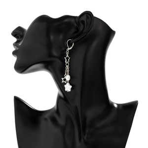 Boucles d'oreilles franges argentées avec étoiles et perles sur modèle noir