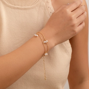 Collier double rang doré avec perles de riz et chaîne de dos délicate à pampilles