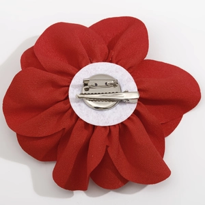 Detailansicht der Rückseite mit Metall-Krokodilklemme und Sicherheitsnadel der Stoffblume