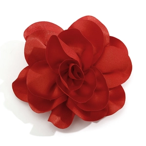 Makro-Detail der roten Stoffblume mit satinartiger Textur und Schichtstruktur