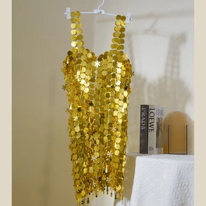Detalle de lentejuelas doradas hechas a mano y discos metálicos en vestido cadena de cuerpo