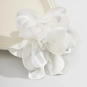 Detailaufnahme einer großen weißen handgefertigten Stoffblumen-Brosche mit Satin-Blütenblättern