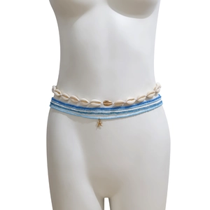 Detail van gelaagde boho bodychain met zeeschelpen, blauwe kralen en een zeester hanger