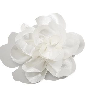 Makro-Detail der weißen Stoffblume mit Satinblütenblättern und seidiger Textur als Brosche