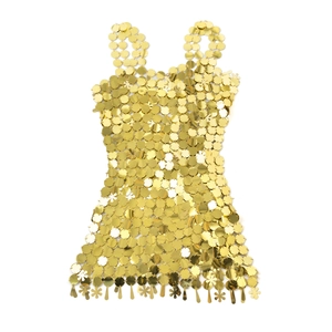Primer plano detallado del vestido de cadena con lentejuelas doradas y malla metálica