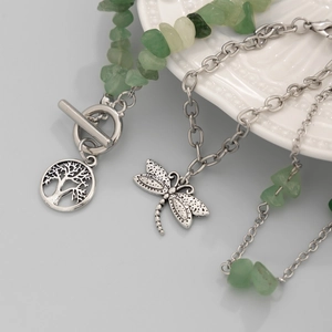 Detail eines böhmischen Silberketten-Armbands mit grünen Steinen und Lebensbaum-Anhänger
