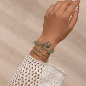 Details des böhmischen Lagen-Armbands mit Libellen-Stern-Anhänger und grünen Steinperlen