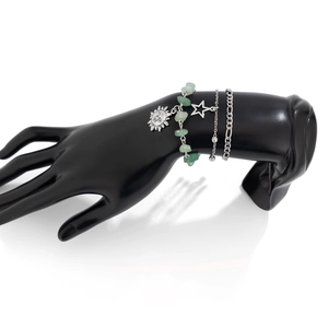 Detailansicht eines mehrlagigen Boho-Armbands mit grünem Stein und Sternanhänger