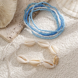 Detail van de boheemse strand lichaamsketting met blauwe kralen en natuurlijke schelpen