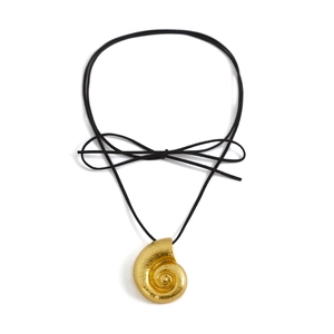 Vista detallada de un colgante de caracol dorado con cordón negro y detalle de lazo