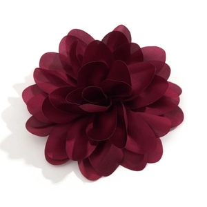 Makroansicht der dunkelroten Stoffblume mit satinierten Blütenblättern auf weißem Hintergrund
