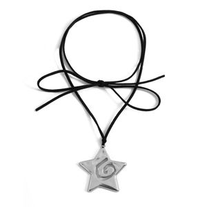 Detalle de colgante de estrella de mar plateada con espiral sobre cordón negro con lazo