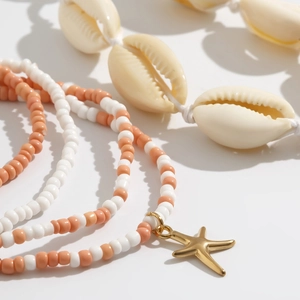 Detailweergave van Boheemse lichaamsketting met gouden zeester hanger en kralen
