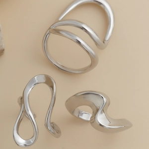 Makroaufnahme der Liquid-Lava-Ringe im 3er-Set mit unregelmäßigem Hochglanz-Silber-Finish