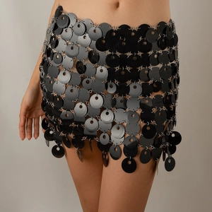 Dettaglio gonna a catena per il corpo con paillettes nere e anelli in metallo argento
