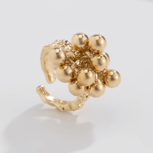 Nahaufnahme eines goldenen Rings mit Blasen-Cluster und gehämmerter organischer Textur