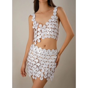 Vista dettagliata del set bikini con paillettes bianche e struttura a rete traforata