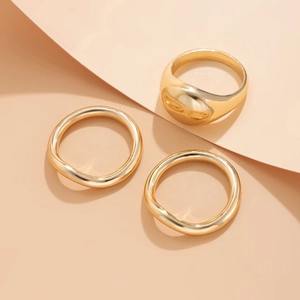 Dreiteiliges goldenes Lava-Ring-Set mit Siegelring und unregelmäßigen Wellen-Ringen