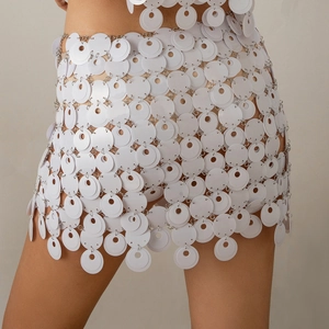 Dettaglio dell'abito da spiaggia in maglia con paillettes circolari bianche da donna