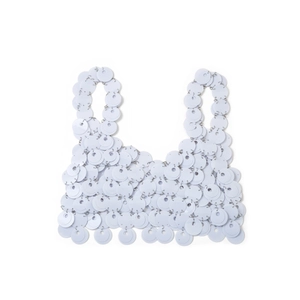 Dettaglio del crop top con paillettes bianche con anelli metallici e struttura a scaglie