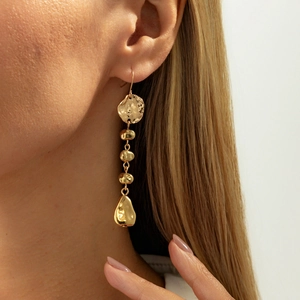 Boucles d'oreilles longues à pampilles avec texture martelée et fini métal liquide doré