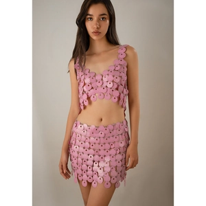 Dettaglio del set catena per il corpo con paillettes rosa, top bikini e minigonna