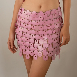Dettaglio della gonna da spiaggia con paillettes rosa e struttura a maglie metalliche