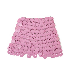 Dettaglio della gonna a catena con paillettes rosa e anelli metallici per abbigliamento