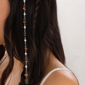 Dettaglio catena per capelli boho con pietre naturali, perle e ciondolo a farfalla