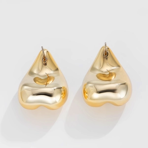 Vue détaillée des boucles d'oreilles dorées en forme de goutte avec finition miroir polie