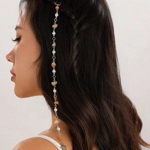 Dettaglio della catena per capelli con pietre naturali gialle, perle e stella