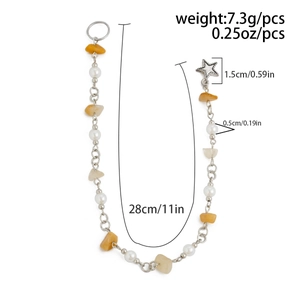 Dettaglio della catena per capelli da 28cm con pietre naturali, perle e ciondoli a stella