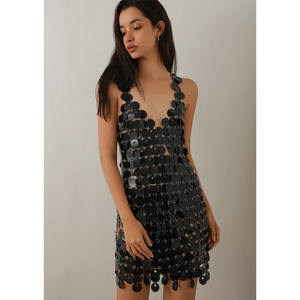 Dettaglio del mini abito nero con paillettes e dischi metallici interconnessi