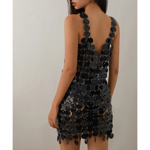 Dettaglio dell'abito con catena in paillettes nere con schiena scoperta e anelli metallici