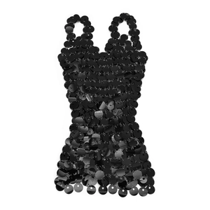 Dettaglio dell'abito con catena a paillettes nere che mostra le maglie e la finitura lucida