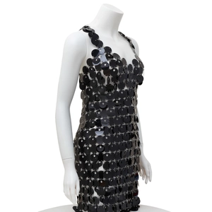 Dettaglio dell'abito bikini a catena con paillettes nere e anelli di metallo argentato