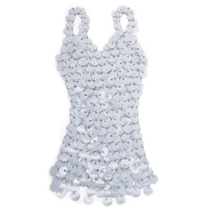 Dettaglio dell'abito bikini a paillettes argento con maglie metalliche tonde